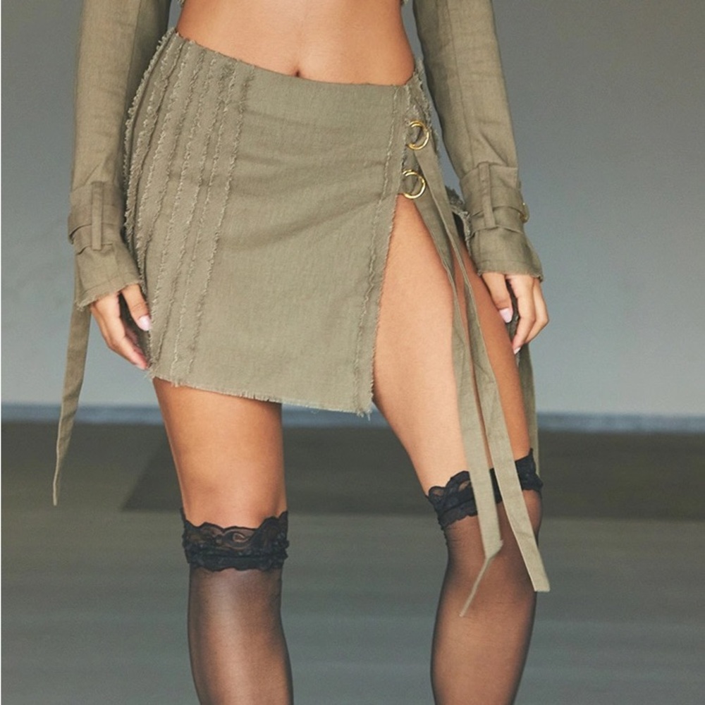NWT prettylittlething khaki woven raw hem buckle trim micro mini skirt size 10